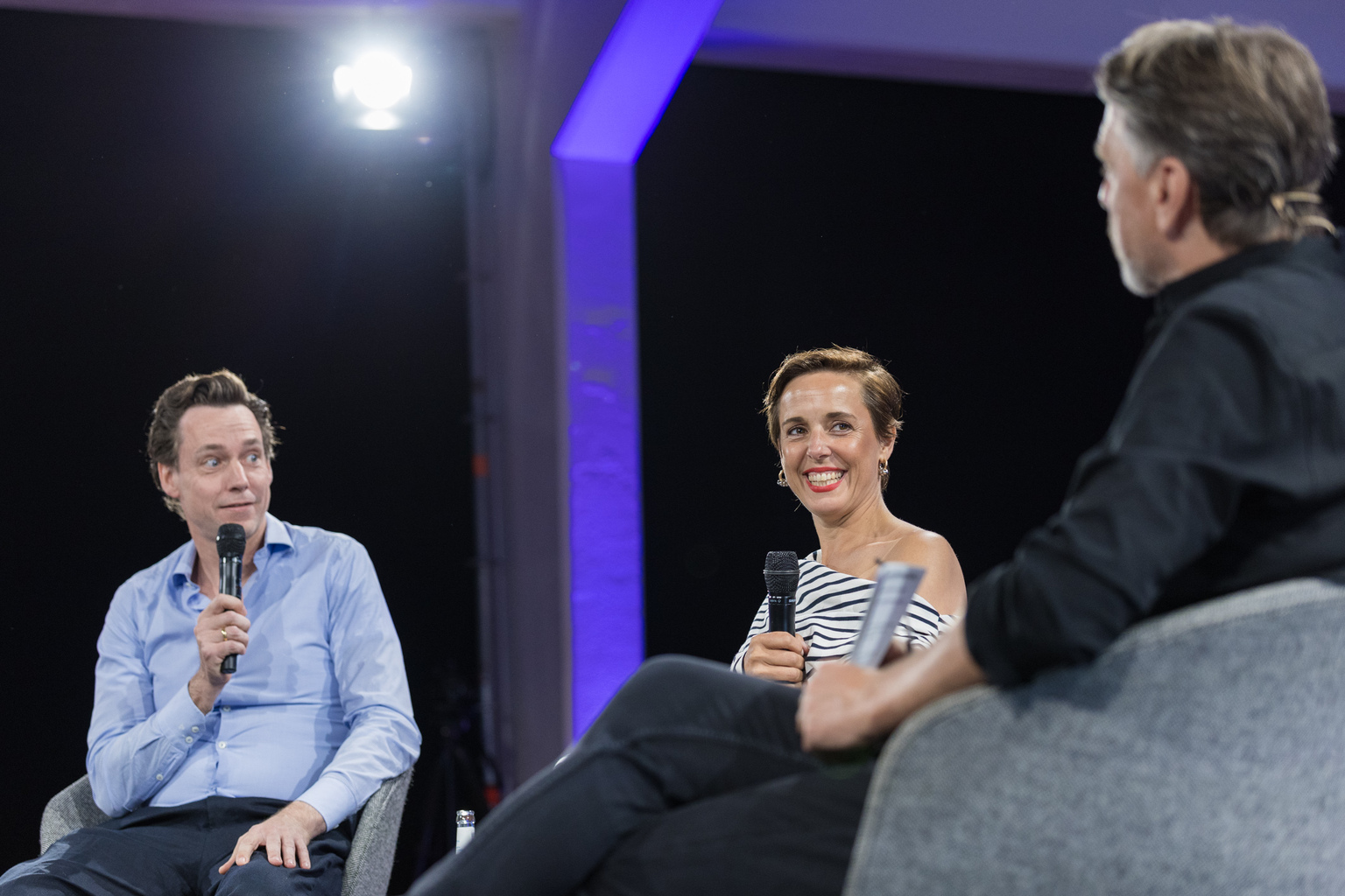 Gesprächsrunde auf Sesseln beim EMBRACE Festival 2026