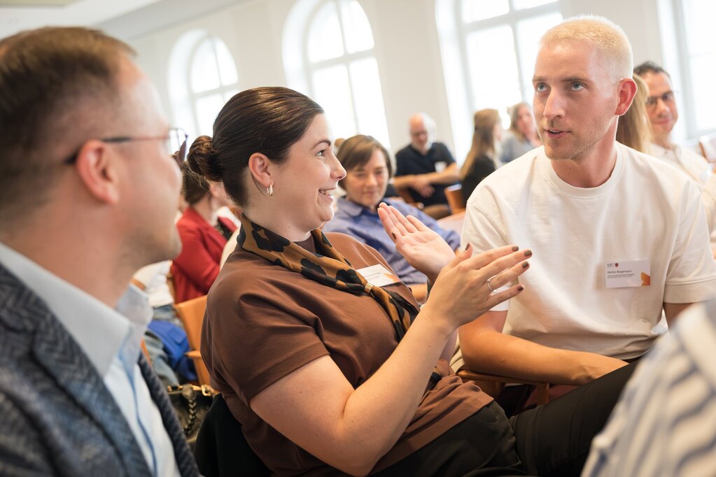 Austausch in der Sitzreihe beim amtlich voran Forum 2026